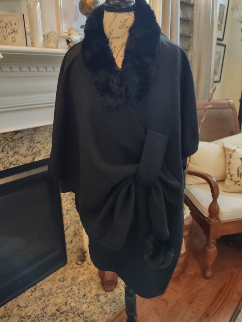 NWT Women's Enviva cape poncho wrap w/Faux Fur Trim Collar One Size fits Most